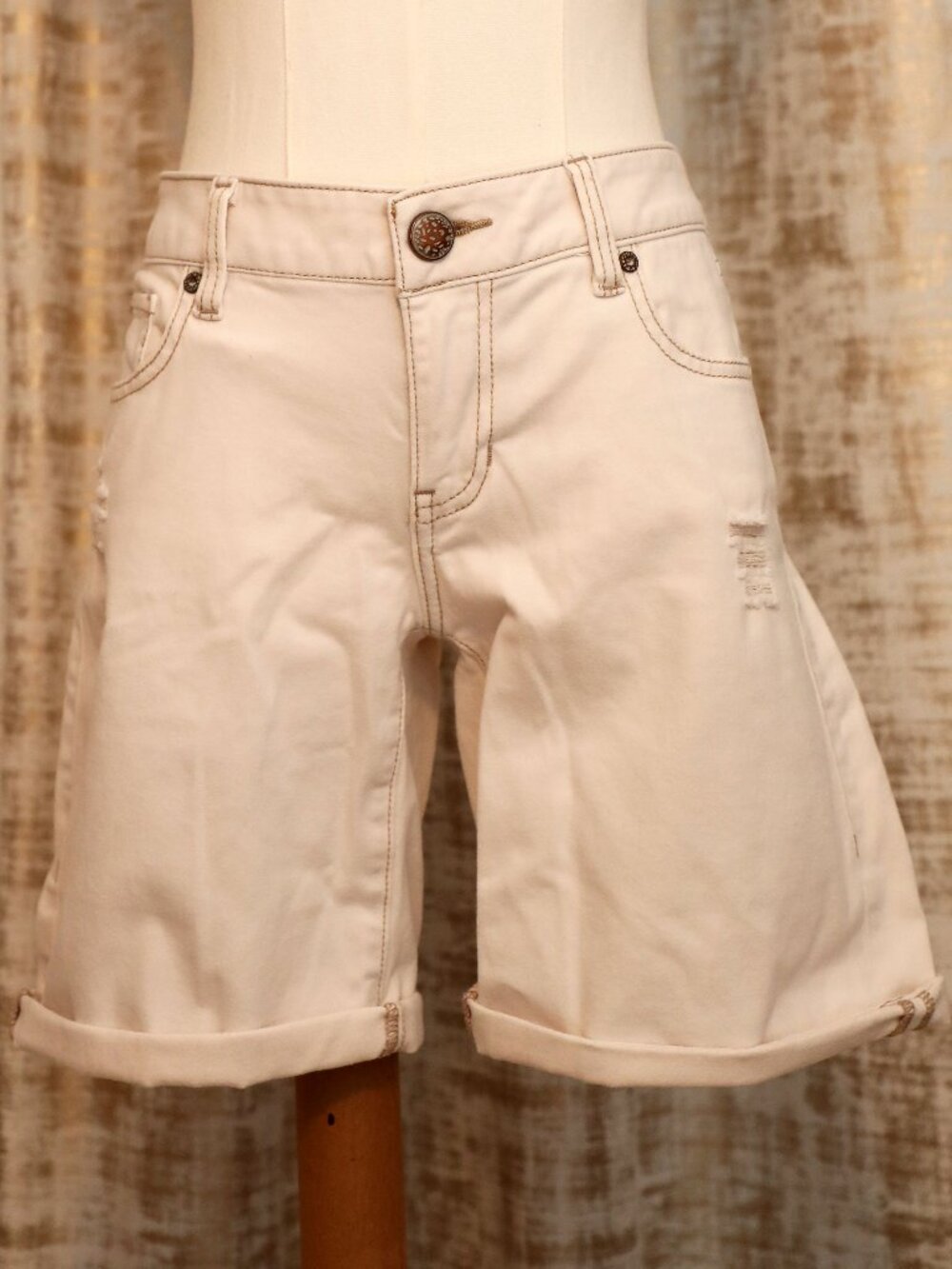 CAbi Low Rise White Cream Jean Shorts Style 5127 Size 4 (NWOT)